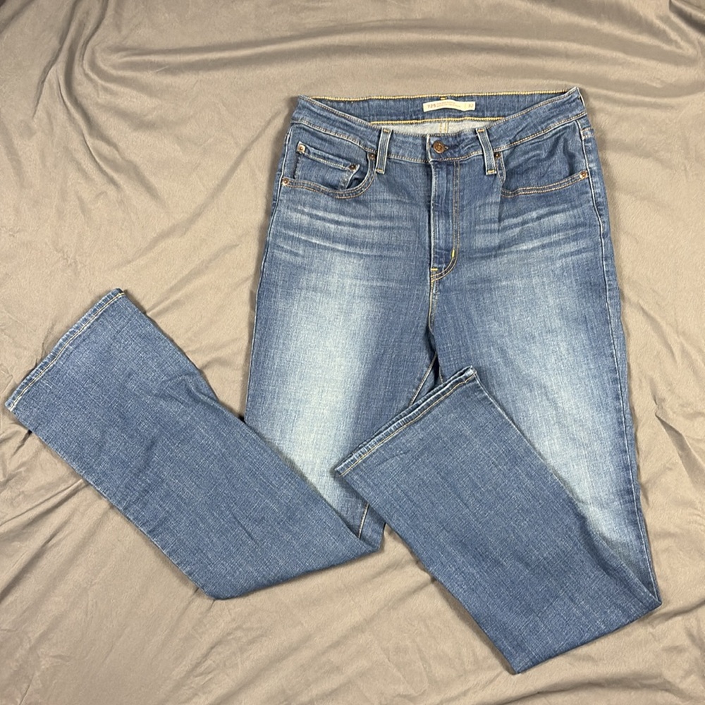 Size 32 | Classic Women’s Levi’s 725 High Rise Bootcut Blue Jeans